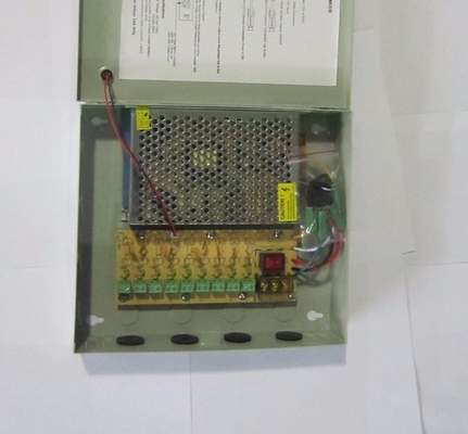 Boîte d'alimentation CCTV 9CH 12V 5A DC Sortie 60W Efficacité 90% Sortie fréquence 50/60Hz