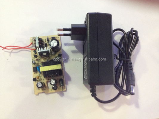 Connexion 24w 5v 12v 2a AC DC LED Adaptateur de puissance CCTV pour une sortie d'alimentation stable