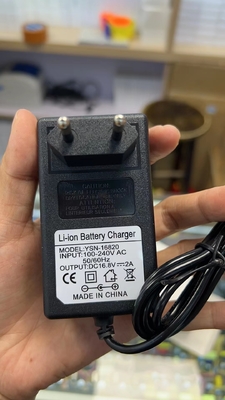 CE FCC ROHS certifié 16.8V 2A Chargeur de batterie au lithium-ion pour adaptateur d'alimentation C-Power