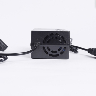 83.95v 84v 87.6v 88.2v 83.95v PC Matériau résistant au feu 72V 7A 8A Chargeur de batterie