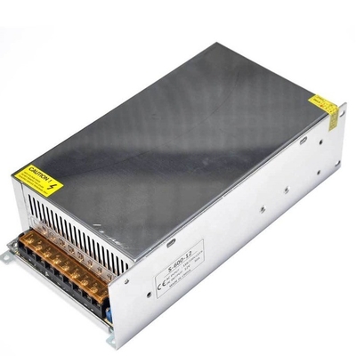 L'alimentation électrique de commutation est fournie par une alimentation électrique de commutation de 12 V DC.