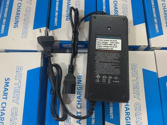 Chargeur de batterie adaptateur 25,2 V 2 A puissant et pratique pour les batteries au lithium C-Power