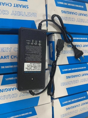 Chargeur de batterie adaptateur 25,2 V 2 A puissant et pratique pour les batteries au lithium C-Power
